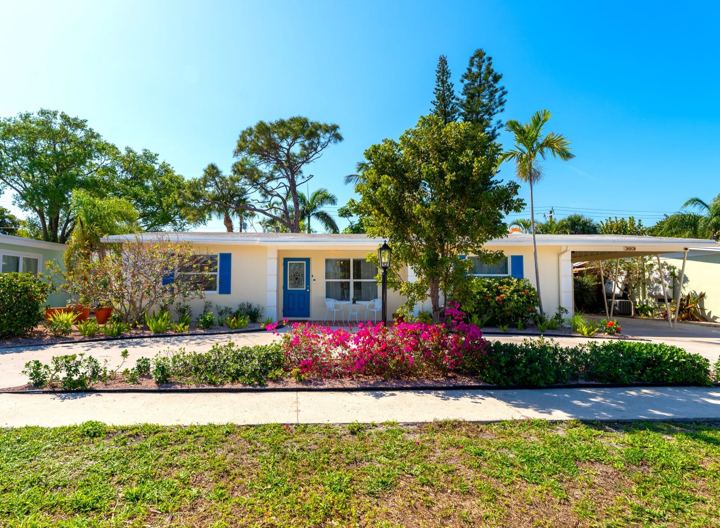 Lantana - Full remodel, decoration & landscaping
